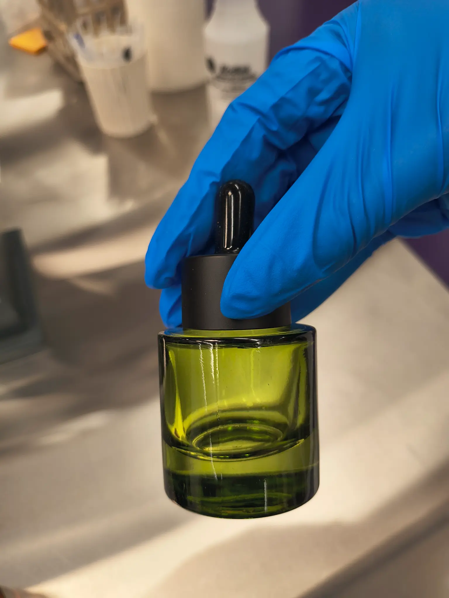 Flacon compte-gouttes en verre vert sourcé pour un brief d’emballage sur mesure