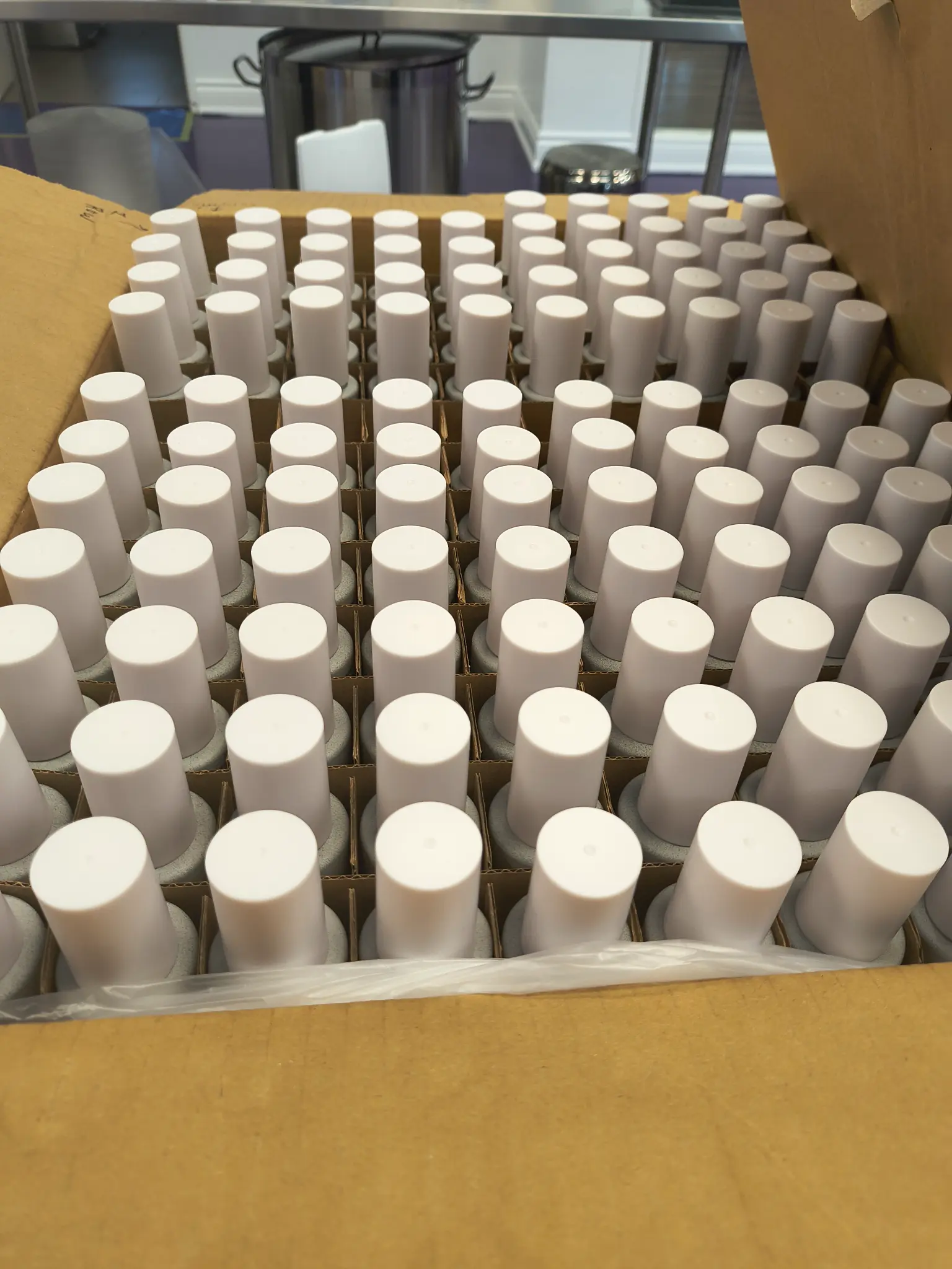Producción de 10 000 unidades de Mags Skin — frascos embalados para envío en Formyoule™ Inc., Toronto